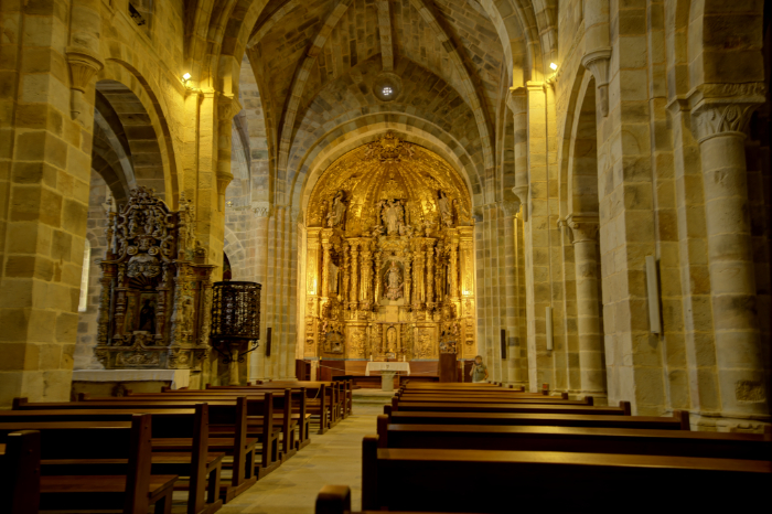 Nave y capilla central de la iglesia del monasterio de Valdedios
